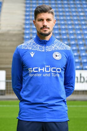 Bielefeld, Schueco Arena, 09.07.21, GER, Herren, 1.Bundesliga, Saison 2021-2022, DSC Arminia Bielefeld - Porträttermin 2021 Bild: Co-Trainer Stefan Kleineheismann (Bielefeld) Nur fuer journalistische Zwecke! Only for editorial use! Gemaess den Vorgaben der DFL Deutsche Fußball Liga ist es untersagt, in dem Stadion und oder vom Spiel angefertigte Fotoaufnahmen in Form von Sequenzbildern und oder videoaehnlichen Fotostrecken zu verwerten bzw. verwerten zu lassen. DFL regulations prohibit any use of photographs as image sequences and or quasi-video. Nordrhein-Westfalen Deutschland