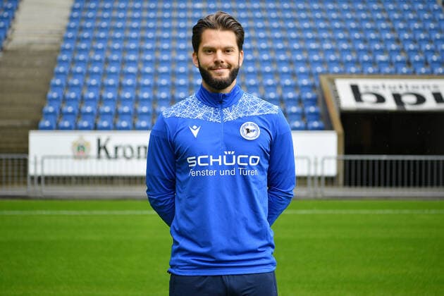 Bielefeld, Schueco Arena, 09.07.21, GER, Herren, 1.Bundesliga, Saison 2021-2022, DSC Arminia Bielefeld - Porträttermin 2021 Bild: Athletik-Trainer Niklas Klasen (Bielefeld) Nur fuer journalistische Zwecke! Only for editorial use! Gemaess den Vorgaben der DFL Deutsche Fußball Liga ist es untersagt, in dem Stadion und oder vom Spiel angefertigte Fotoaufnahmen in Form von Sequenzbildern und oder videoaehnlichen Fotostrecken zu verwerten bzw. verwerten zu lassen. DFL regulations prohibit any use of photographs as image sequences and or quasi-video. Nordrhein-Westfalen Deutschland