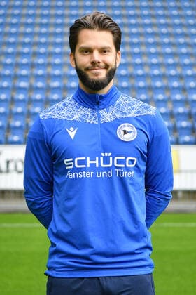 Bielefeld, Schueco Arena, 09.07.21, GER, Herren, 1.Bundesliga, Saison 2021-2022, DSC Arminia Bielefeld - Porträttermin 2021 Bild: Athletik-Trainer Niklas Klasen (Bielefeld) Nur fuer journalistische Zwecke! Only for editorial use! Gemaess den Vorgaben der DFL Deutsche Fußball Liga ist es untersagt, in dem Stadion und oder vom Spiel angefertigte Fotoaufnahmen in Form von Sequenzbildern und oder videoaehnlichen Fotostrecken zu verwerten bzw. verwerten zu lassen. DFL regulations prohibit any use of photographs as image sequences and or quasi-video. Nordrhein-Westfalen Deutschland