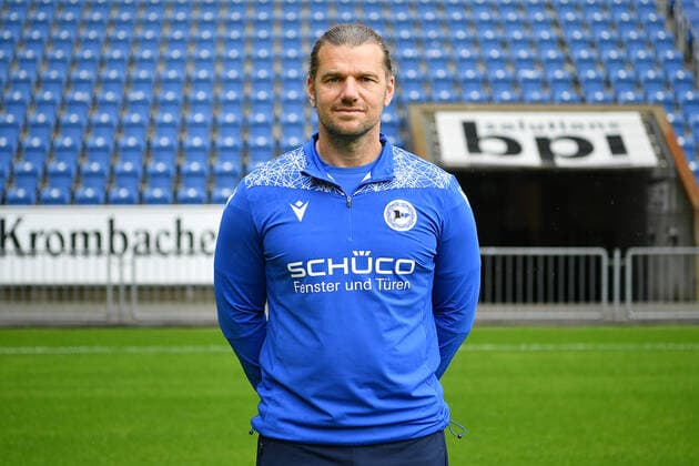 Bielefeld, Schueco Arena, 09.07.21, GER, Herren, 1.Bundesliga, Saison 2021-2022, DSC Arminia Bielefeld - Porträttermin 2021 Bild: Physiotherapeut und Osteopath Michael Schweika (Bielefeld) Nur fuer journalistische Zwecke! Only for editorial use! Gemaess den Vorgaben der DFL Deutsche Fußball Liga ist es untersagt, in dem Stadion und oder vom Spiel angefertigte Fotoaufnahmen in Form von Sequenzbildern und oder videoaehnlichen Fotostrecken zu verwerten bzw. verwerten zu lassen. DFL regulations prohibit any use of photographs as image sequences and or quasi-video. Nordrhein-Westfalen Deutschland
