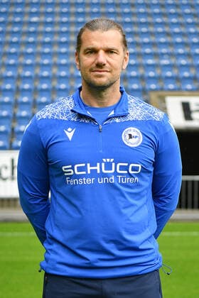 Bielefeld, Schueco Arena, 09.07.21, GER, Herren, 1.Bundesliga, Saison 2021-2022, DSC Arminia Bielefeld - Porträttermin 2021 Bild: Physiotherapeut und Osteopath Michael Schweika (Bielefeld) Nur fuer journalistische Zwecke! Only for editorial use! Gemaess den Vorgaben der DFL Deutsche Fußball Liga ist es untersagt, in dem Stadion und oder vom Spiel angefertigte Fotoaufnahmen in Form von Sequenzbildern und oder videoaehnlichen Fotostrecken zu verwerten bzw. verwerten zu lassen. DFL regulations prohibit any use of photographs as image sequences and or quasi-video. Nordrhein-Westfalen Deutschland