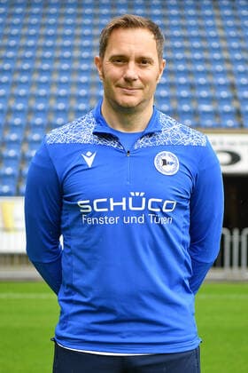 Bielefeld, Schueco Arena, 09.07.21, GER, Herren, 1.Bundesliga, Saison 2021-2022, DSC Arminia Bielefeld - Porträttermin 2021 Bild: Leitender Mannschaftsarzt Dr. Andreas Elsner (Bielefeld) Nur fuer journalistische Zwecke! Only for editorial use! Gemaess den Vorgaben der DFL Deutsche Fußball Liga ist es untersagt, in dem Stadion und oder vom Spiel angefertigte Fotoaufnahmen in Form von Sequenzbildern und oder videoaehnlichen Fotostrecken zu verwerten bzw. verwerten zu lassen. DFL regulations prohibit any use of photographs as image sequences and or quasi-video. Nordrhein-Westfalen Deutschland