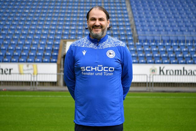 Bielefeld, Schueco Arena, 09.07.21, GER, Herren, 1.Bundesliga, Saison 2021-2022, DSC Arminia Bielefeld - Porträttermin 2021 Bild: Masseur Samuel da Costa (Bielefeld) Nur fuer journalistische Zwecke! Only for editorial use! Gemaess den Vorgaben der DFL Deutsche Fußball Liga ist es untersagt, in dem Stadion und oder vom Spiel angefertigte Fotoaufnahmen in Form von Sequenzbildern und oder videoaehnlichen Fotostrecken zu verwerten bzw. verwerten zu lassen. DFL regulations prohibit any use of photographs as image sequences and or quasi-video. Nordrhein-Westfalen Deutschland