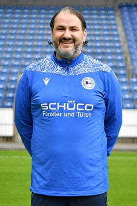 Bielefeld, Schueco Arena, 09.07.21, GER, Herren, 1.Bundesliga, Saison 2021-2022, DSC Arminia Bielefeld - Porträttermin 2021 Bild: Masseur Samuel da Costa (Bielefeld) Nur fuer journalistische Zwecke! Only for editorial use! Gemaess den Vorgaben der DFL Deutsche Fußball Liga ist es untersagt, in dem Stadion und oder vom Spiel angefertigte Fotoaufnahmen in Form von Sequenzbildern und oder videoaehnlichen Fotostrecken zu verwerten bzw. verwerten zu lassen. DFL regulations prohibit any use of photographs as image sequences and or quasi-video. Nordrhein-Westfalen Deutschland