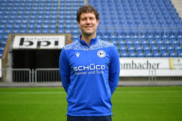 Bielefeld, Schueco Arena, 09.07.21, GER, Herren, 1.Bundesliga, Saison 2021-2022, DSC Arminia Bielefeld - Porträttermin 2021 Bild: Physiotherapeut Mario Bertling (Bielefeld) Nur fuer journalistische Zwecke! Only for editorial use! Gemaess den Vorgaben der DFL Deutsche Fußball Liga ist es untersagt, in dem Stadion und oder vom Spiel angefertigte Fotoaufnahmen in Form von Sequenzbildern und oder videoaehnlichen Fotostrecken zu verwerten bzw. verwerten zu lassen. DFL regulations prohibit any use of photographs as image sequences and or quasi-video. Nordrhein-Westfalen Deutschland