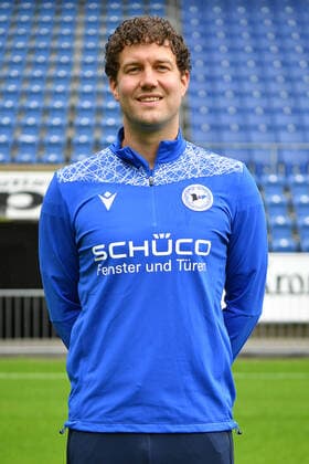 Bielefeld, Schueco Arena, 09.07.21, GER, Herren, 1.Bundesliga, Saison 2021-2022, DSC Arminia Bielefeld - Porträttermin 2021 Bild: Physiotherapeut Mario Bertling (Bielefeld) Nur fuer journalistische Zwecke! Only for editorial use! Gemaess den Vorgaben der DFL Deutsche Fußball Liga ist es untersagt, in dem Stadion und oder vom Spiel angefertigte Fotoaufnahmen in Form von Sequenzbildern und oder videoaehnlichen Fotostrecken zu verwerten bzw. verwerten zu lassen. DFL regulations prohibit any use of photographs as image sequences and or quasi-video. Nordrhein-Westfalen Deutschland