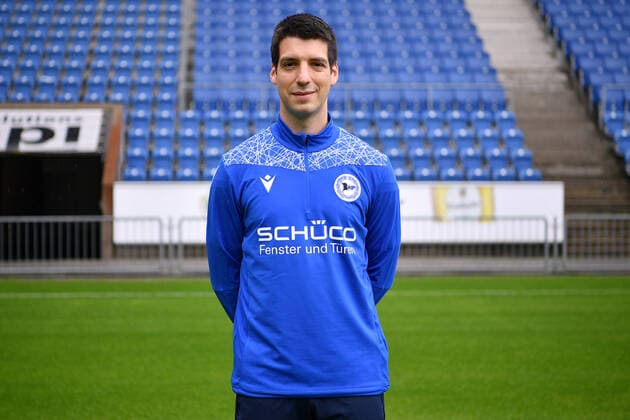 Bielefeld, Schueco Arena, 09.07.21, GER, Herren, 1.Bundesliga, Saison 2021-2022, DSC Arminia Bielefeld - Porträttermin 2021 Bild: Video-Analyst Rafael Gameiro (Bielefeld) Nur fuer journalistische Zwecke! Only for editorial use! Gemaess den Vorgaben der DFL Deutsche Fußball Liga ist es untersagt, in dem Stadion und oder vom Spiel angefertigte Fotoaufnahmen in Form von Sequenzbildern und oder videoaehnlichen Fotostrecken zu verwerten bzw. verwerten zu lassen. DFL regulations prohibit any use of photographs as image sequences and or quasi-video. Nordrhein-Westfalen Deutschland