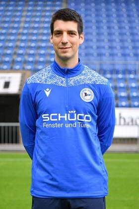 Bielefeld, Schueco Arena, 09.07.21, GER, Herren, 1.Bundesliga, Saison 2021-2022, DSC Arminia Bielefeld - Porträttermin 2021 Bild: Video-Analyst Rafael Gameiro (Bielefeld) Nur fuer journalistische Zwecke! Only for editorial use! Gemaess den Vorgaben der DFL Deutsche Fußball Liga ist es untersagt, in dem Stadion und oder vom Spiel angefertigte Fotoaufnahmen in Form von Sequenzbildern und oder videoaehnlichen Fotostrecken zu verwerten bzw. verwerten zu lassen. DFL regulations prohibit any use of photographs as image sequences and or quasi-video. Nordrhein-Westfalen Deutschland