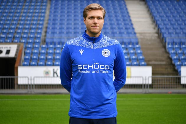 Bielefeld, Schueco Arena, 09.07.21, GER, Herren, 1.Bundesliga, Saison 2021-2022, DSC Arminia Bielefeld - Porträttermin 2021 Bild: Mannschaftsarzt Dr. Stefan Budde (Bielefeld) Nur fuer journalistische Zwecke! Only for editorial use! Gemaess den Vorgaben der DFL Deutsche Fußball Liga ist es untersagt, in dem Stadion und oder vom Spiel angefertigte Fotoaufnahmen in Form von Sequenzbildern und oder videoaehnlichen Fotostrecken zu verwerten bzw. verwerten zu lassen. DFL regulations prohibit any use of photographs as image sequences and or quasi-video. Nordrhein-Westfalen Deutschland