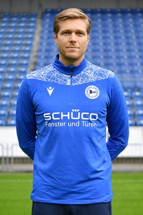 Bielefeld, Schueco Arena, 09.07.21, GER, Herren, 1.Bundesliga, Saison 2021-2022, DSC Arminia Bielefeld - Porträttermin 2021 Bild: Mannschaftsarzt Dr. Stefan Budde (Bielefeld) Nur fuer journalistische Zwecke! Only for editorial use! Gemaess den Vorgaben der DFL Deutsche Fußball Liga ist es untersagt, in dem Stadion und oder vom Spiel angefertigte Fotoaufnahmen in Form von Sequenzbildern und oder videoaehnlichen Fotostrecken zu verwerten bzw. verwerten zu lassen. DFL regulations prohibit any use of photographs as image sequences and or quasi-video. Nordrhein-Westfalen Deutschland
