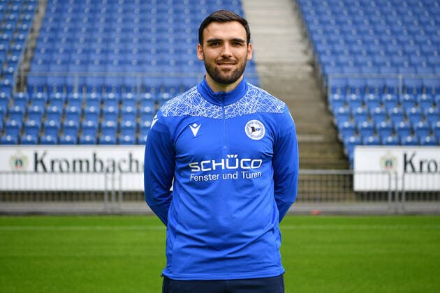 Bielefeld, Schueco Arena, 09.07.21, GER, Herren, 1.Bundesliga, Saison 2021-2022, DSC Arminia Bielefeld - Porträttermin 2021 Bild: Video-Analyst Timur Nakip (Bielefeld) Nur fuer journalistische Zwecke! Only for editorial use! Gemaess den Vorgaben der DFL Deutsche Fußball Liga ist es untersagt, in dem Stadion und oder vom Spiel angefertigte Fotoaufnahmen in Form von Sequenzbildern und oder videoaehnlichen Fotostrecken zu verwerten bzw. verwerten zu lassen. DFL regulations prohibit any use of photographs as image sequences and or quasi-video. Nordrhein-Westfalen Deutschland