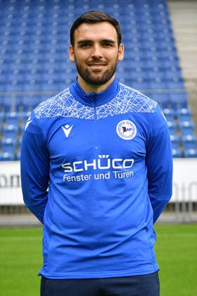 Bielefeld, Schueco Arena, 09.07.21, GER, Herren, 1.Bundesliga, Saison 2021-2022, DSC Arminia Bielefeld - Porträttermin 2021 Bild: Video-Analyst Timur Nakip (Bielefeld) Nur fuer journalistische Zwecke! Only for editorial use! Gemaess den Vorgaben der DFL Deutsche Fußball Liga ist es untersagt, in dem Stadion und oder vom Spiel angefertigte Fotoaufnahmen in Form von Sequenzbildern und oder videoaehnlichen Fotostrecken zu verwerten bzw. verwerten zu lassen. DFL regulations prohibit any use of photographs as image sequences and or quasi-video. Nordrhein-Westfalen Deutschland