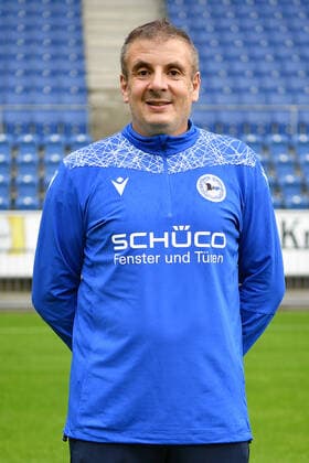 Bielefeld, Schueco Arena, 09.07.21, GER, Herren, 1.Bundesliga, Saison 2021-2022, DSC Arminia Bielefeld - Porträttermin2021 Bild: Betreuer Antonio Gonzalez (Bielefeld) Nur fuer journalistische Zwecke! Only for editorial use! Gemaess den Vorgaben der DFL Deutsche Fußball Liga ist es untersagt, in dem Stadion und oder vom Spiel angefertigte Fotoaufnahmen in Form von Sequenzbildern und oder videoaehnlichen Fotostrecken zu verwerten bzw. verwerten zu lassen. DFL regulations prohibit any use of photographs as image sequences and or quasi-video. Nordrhein-Westfalen Deutschland