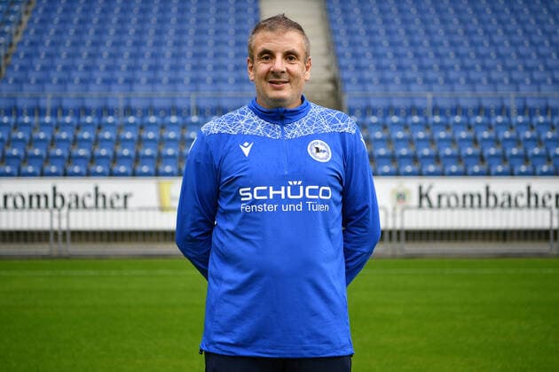 Bielefeld, Schueco Arena, 09.07.21, GER, Herren, 1.Bundesliga, Saison 2021-2022, DSC Arminia Bielefeld - Porträttermin 2021 Bild: Betreuer Antonio Gonzalez (Bielefeld) Nur fuer journalistische Zwecke! Only for editorial use! Gemaess den Vorgaben der DFL Deutsche Fußball Liga ist es untersagt, in dem Stadion und oder vom Spiel angefertigte Fotoaufnahmen in Form von Sequenzbildern und oder videoaehnlichen Fotostrecken zu verwerten bzw. verwerten zu lassen. DFL regulations prohibit any use of photographs as image sequences and or quasi-video. Nordrhein-Westfalen Deutschland