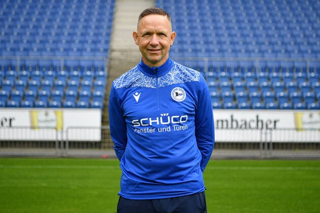 Bielefeld, Schueco Arena, 09.07.21, GER, Herren, 1.Bundesliga, Saison 2021-2022, DSC Arminia Bielefeld - Porträttermin2021 Bild: Zeugwart Rainer Schonz (Bielefeld) Nur fuer journalistische Zwecke! Only for editorial use! Gemaess den Vorgaben der DFL Deutsche Fußball Liga ist es untersagt, in dem Stadion und oder vom Spiel angefertigte Fotoaufnahmen in Form von Sequenzbildern und oder videoaehnlichen Fotostrecken zu verwerten bzw. verwerten zu lassen. DFL regulations prohibit any use of photographs as image sequences and or quasi-video. Nordrhein-Westfalen Deutschland