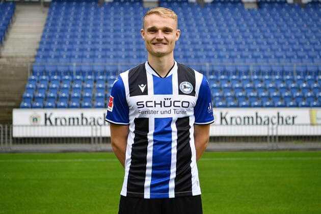 Bielefeld, Schueco Arena, 09.07.21, GER, Herren, 1.Bundesliga, Saison 2021-2022, DSC Arminia Bielefeld - Porträttermin 2021 Bild: Amos Pieper (Bielefeld) Nur fuer journalistische Zwecke! Only for editorial use! Gemaess den Vorgaben der DFL Deutsche Fußball Liga ist es untersagt, in dem Stadion und oder vom Spiel angefertigte Fotoaufnahmen in Form von Sequenzbildern und oder videoaehnlichen Fotostrecken zu verwerten bzw. verwerten zu lassen. DFL regulations prohibit any use of photographs as image sequences and or quasi-video. Nordrhein-Westfalen Deutschland