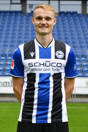 Bielefeld, Schueco Arena, 09.07.21, GER, Herren, 1.Bundesliga, Saison 2021-2022, DSC Arminia Bielefeld - Porträttermin 2021 Bild: Amos Pieper (Bielefeld) Nur fuer journalistische Zwecke! Only for editorial use! Gemaess den Vorgaben der DFL Deutsche Fußball Liga ist es untersagt, in dem Stadion und oder vom Spiel angefertigte Fotoaufnahmen in Form von Sequenzbildern und oder videoaehnlichen Fotostrecken zu verwerten bzw. verwerten zu lassen. DFL regulations prohibit any use of photographs as image sequences and or quasi-video. Nordrhein-Westfalen Deutschland