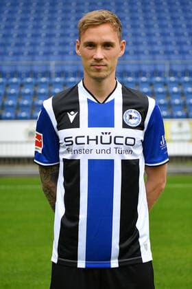 Bielefeld, Schueco Arena, 09.07.21, GER, Herren, 1.Bundesliga, Saison 2021-2022, DSC Arminia Bielefeld - Porträttermin 2021 Bild: Jacob Barrett Laursen (Bielefeld) Nur fuer journalistische Zwecke! Only for editorial use! Gemaess den Vorgaben der DFL Deutsche Fußball Liga ist es untersagt, in dem Stadion und oder vom Spiel angefertigte Fotoaufnahmen in Form von Sequenzbildern und oder videoaehnlichen Fotostrecken zu verwerten bzw. verwerten zu lassen. DFL regulations prohibit any use of photographs as image sequences and or quasi-video. Nordrhein-Westfalen Deutschland