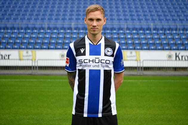 Bielefeld, Schueco Arena, 09.07.21, GER, Herren, 1.Bundesliga, Saison 2021-2022, DSC Arminia Bielefeld - Porträttermin 2021 Bild: Jacob Barrett Laursen (Bielefeld) Nur fuer journalistische Zwecke! Only for editorial use! Gemaess den Vorgaben der DFL Deutsche Fußball Liga ist es untersagt, in dem Stadion und oder vom Spiel angefertigte Fotoaufnahmen in Form von Sequenzbildern und oder videoaehnlichen Fotostrecken zu verwerten bzw. verwerten zu lassen. DFL regulations prohibit any use of photographs as image sequences and or quasi-video. Nordrhein-Westfalen Deutschland