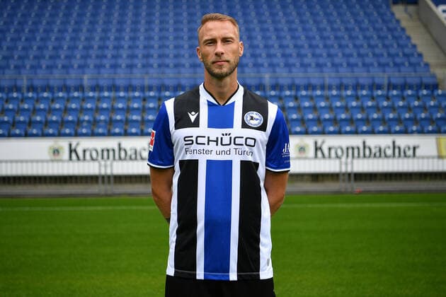Bielefeld, Schueco Arena, 09.07.21, GER, Herren, 1.Bundesliga, Saison 2021-2022, DSC Arminia Bielefeld - Porträttermin 2021 Bild: Maik van de Hoorn (Bielefeld) Nur fuer journalistische Zwecke! Only for editorial use! Gemaess den Vorgaben der DFL Deutsche Fußball Liga ist es untersagt, in dem Stadion und oder vom Spiel angefertigte Fotoaufnahmen in Form von Sequenzbildern und oder videoaehnlichen Fotostrecken zu verwerten bzw. verwerten zu lassen. DFL regulations prohibit any use of photographs as image sequences and or quasi-video. Nordrhein-Westfalen Deutschland
