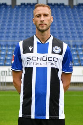 Bielefeld, Schueco Arena, 09.07.21, GER, Herren, 1.Bundesliga, Saison 2021-2022, DSC Arminia Bielefeld - Porträttermin 2021 Bild: Maik van de Hoorn (Bielefeld) Nur fuer journalistische Zwecke! Only for editorial use! Gemaess den Vorgaben der DFL Deutsche Fußball Liga ist es untersagt, in dem Stadion und oder vom Spiel angefertigte Fotoaufnahmen in Form von Sequenzbildern und oder videoaehnlichen Fotostrecken zu verwerten bzw. verwerten zu lassen. DFL regulations prohibit any use of photographs as image sequences and or quasi-video. Nordrhein-Westfalen Deutschland