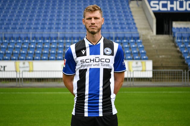 Sport Bilder des Tages Bielefeld, Schueco Arena, 09.07.21, GER, Herren, 1.Bundesliga, Saison 2021-2022, DSC Arminia Bielefeld - Porträttermin 2021 Bild: Fabian Klos (Bielefeld) Nur fuer journalistische Zwecke! Only for editorial use! Gemaess den Vorgaben der DFL Deutsche Fußball Liga ist es untersagt, in dem Stadion und oder vom Spiel angefertigte Fotoaufnahmen in Form von Sequenzbildern und oder videoaehnlichen Fotostrecken zu verwerten bzw. verwerten zu lassen. DFL regulations prohibit any use of photographs as image sequences and or quasi-video. Nordrhein-Westfalen Deutschland