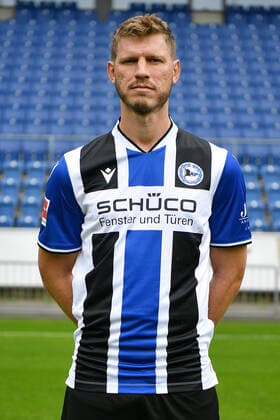 Bielefeld, Schueco Arena, 09.07.21, GER, Herren, 1.Bundesliga, Saison 2021-2022, DSC Arminia Bielefeld - Porträttermin 2021 Bild: Fabian Klos (Bielefeld) Nur fuer journalistische Zwecke! Only for editorial use! Gemaess den Vorgaben der DFL Deutsche Fußball Liga ist es untersagt, in dem Stadion und oder vom Spiel angefertigte Fotoaufnahmen in Form von Sequenzbildern und oder videoaehnlichen Fotostrecken zu verwerten bzw. verwerten zu lassen. DFL regulations prohibit any use of photographs as image sequences and or quasi-video. Nordrhein-Westfalen Deutschland