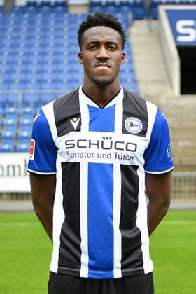 Bielefeld, Schueco Arena, 09.07.21, GER, Herren, 1.Bundesliga, Saison 2021-2022, DSC Arminia Bielefeld - Porträttermin 2021 Bild: Bryan Lasme (Bielefeld) Nur fuer journalistische Zwecke! Only for editorial use! Gemaess den Vorgaben der DFL Deutsche Fußball Liga ist es untersagt, in dem Stadion und oder vom Spiel angefertigte Fotoaufnahmen in Form von Sequenzbildern und oder videoaehnlichen Fotostrecken zu verwerten bzw. verwerten zu lassen. DFL regulations prohibit any use of photographs as image sequences and or quasi-video. Nordrhein-Westfalen Deutschland