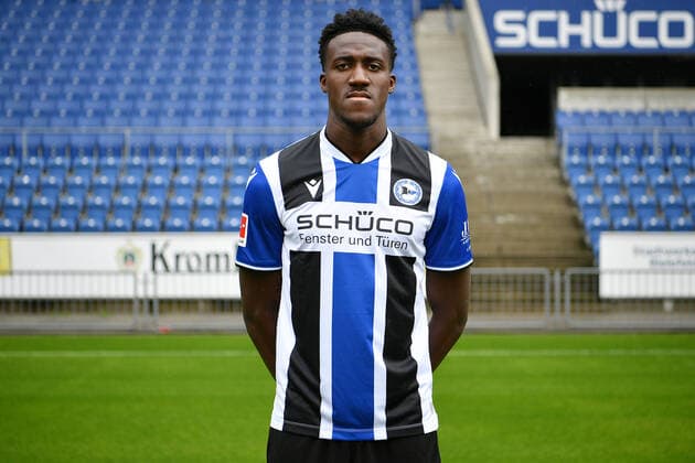 Bielefeld, Schueco Arena, 09.07.21, GER, Herren, 1.Bundesliga, Saison 2021-2022, DSC Arminia Bielefeld - Porträttermin 2021 Bild: Bryan Lasme (Bielefeld) Nur fuer journalistische Zwecke! Only for editorial use! Gemaess den Vorgaben der DFL Deutsche Fußball Liga ist es untersagt, in dem Stadion und oder vom Spiel angefertigte Fotoaufnahmen in Form von Sequenzbildern und oder videoaehnlichen Fotostrecken zu verwerten bzw. verwerten zu lassen. DFL regulations prohibit any use of photographs as image sequences and or quasi-video. Nordrhein-Westfalen Deutschland