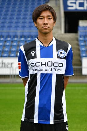 Bielefeld, Schueco Arena, 09.07.21, GER, Herren, 1.Bundesliga, Saison 2021-2022, DSC Arminia Bielefeld - Porträttermin 2021 Bild: Masaya Okugawa (Bielefeld) Nur fuer journalistische Zwecke! Only for editorial use! Gemaess den Vorgaben der DFL Deutsche Fußball Liga ist es untersagt, in dem Stadion und oder vom Spiel angefertigte Fotoaufnahmen in Form von Sequenzbildern und oder videoaehnlichen Fotostrecken zu verwerten bzw. verwerten zu lassen. DFL regulations prohibit any use of photographs as image sequences and or quasi-video. Nordrhein-Westfalen Deutschland