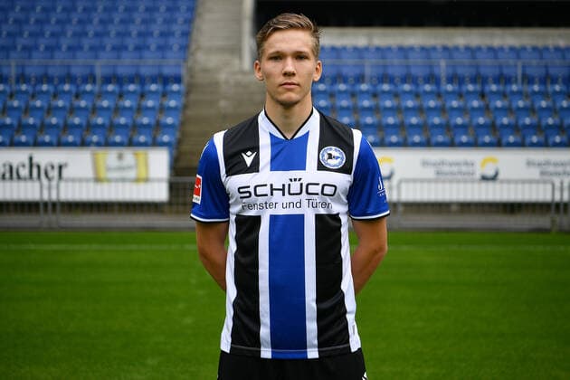Bielefeld, Schueco Arena, 09.07.21, GER, Herren, 1.Bundesliga, Saison 2021-2022, DSC Arminia Bielefeld - Porträttermin 2021 Bild: Sebastian Mueller (Bielefeld) Nur fuer journalistische Zwecke! Only for editorial use! Gemaess den Vorgaben der DFL Deutsche Fußball Liga ist es untersagt, in dem Stadion und oder vom Spiel angefertigte Fotoaufnahmen in Form von Sequenzbildern und oder videoaehnlichen Fotostrecken zu verwerten bzw. verwerten zu lassen. DFL regulations prohibit any use of photographs as image sequences and or quasi-video. Nordrhein-Westfalen Deutschland