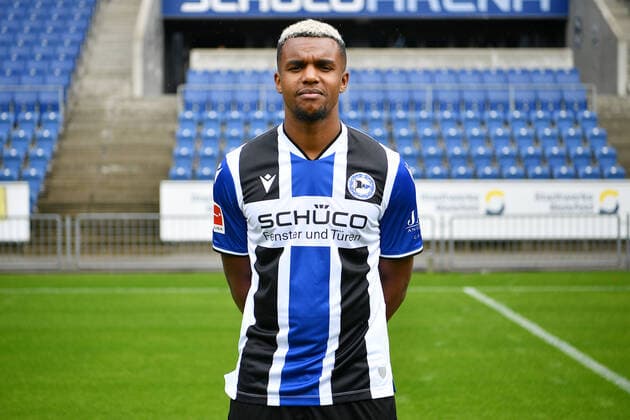Bielefeld, Schueco Arena, 09.07.21, GER, Herren, 1.Bundesliga, Saison 2021-2022, DSC Arminia Bielefeld - Porträttermin 2021 Bild: Nathan de Medina (Bielefeld) Nur fuer journalistische Zwecke! Only for editorial use! Gemaess den Vorgaben der DFL Deutsche Fußball Liga ist es untersagt, in dem Stadion und oder vom Spiel angefertigte Fotoaufnahmen in Form von Sequenzbildern und oder videoaehnlichen Fotostrecken zu verwerten bzw. verwerten zu lassen. DFL regulations prohibit any use of photographs as image sequences and or quasi-video. Nordrhein-Westfalen Deutschland
