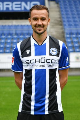 Bielefeld, Schueco Arena, 09.07.21, GER, Herren, 1.Bundesliga, Saison 2021-2022, DSC Arminia Bielefeld - Porträttermin 2021 Bild: Manuel Prietl (Bielefeld) Nur fuer journalistische Zwecke! Only for editorial use! Gemaess den Vorgaben der DFL Deutsche Fußball Liga ist es untersagt, in dem Stadion und oder vom Spiel angefertigte Fotoaufnahmen in Form von Sequenzbildern und oder videoaehnlichen Fotostrecken zu verwerten bzw. verwerten zu lassen. DFL regulations prohibit any use of photographs as image sequences and or quasi-video. Nordrhein-Westfalen Deutschland