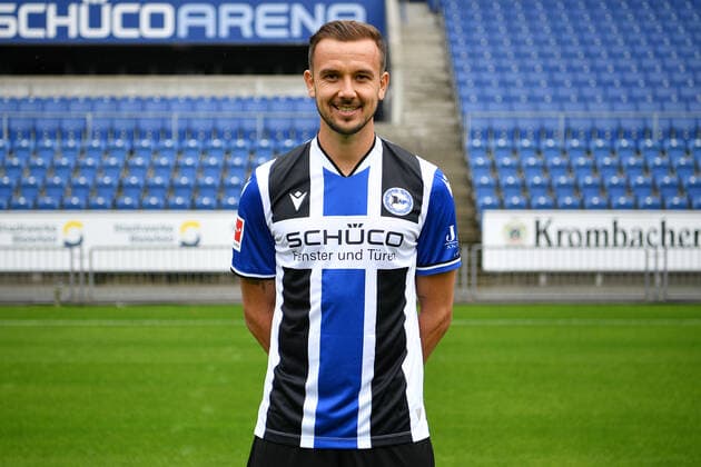 Bielefeld, Schueco Arena, 09.07.21, GER, Herren, 1.Bundesliga, Saison 2021-2022, DSC Arminia Bielefeld - Porträttermin 2021 Bild: Manuel Prietl (Bielefeld) Nur fuer journalistische Zwecke! Only for editorial use! Gemaess den Vorgaben der DFL Deutsche Fußball Liga ist es untersagt, in dem Stadion und oder vom Spiel angefertigte Fotoaufnahmen in Form von Sequenzbildern und oder videoaehnlichen Fotostrecken zu verwerten bzw. verwerten zu lassen. DFL regulations prohibit any use of photographs as image sequences and or quasi-video. Nordrhein-Westfalen Deutschland