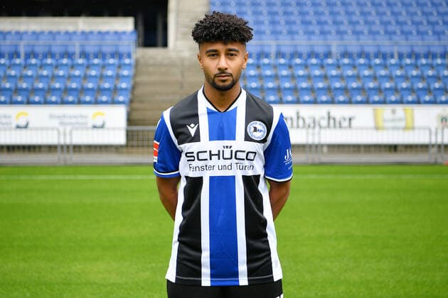 Bielefeld, Schueco Arena, 09.07.21, GER, Herren, 1.Bundesliga, Saison 2021-2022, DSC Arminia Bielefeld - Porträttermin 2021 Bild: Noel Niemann (Bielefeld) Nur fuer journalistische Zwecke! Only for editorial use! Gemaess den Vorgaben der DFL Deutsche Fußball Liga ist es untersagt, in dem Stadion und oder vom Spiel angefertigte Fotoaufnahmen in Form von Sequenzbildern und oder videoaehnlichen Fotostrecken zu verwerten bzw. verwerten zu lassen. DFL regulations prohibit any use of photographs as image sequences and or quasi-video. Nordrhein-Westfalen Deutschland