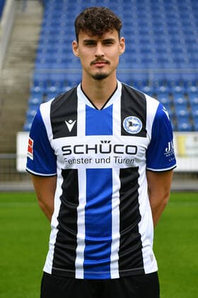 Bielefeld, Schueco Arena, 09.07.21, GER, Herren, 1.Bundesliga, Saison 2021-2022, DSC Arminia Bielefeld - Porträttermin 2021 Bild: Janni Serra (Bielefeld) Nur fuer journalistische Zwecke! Only for editorial use! Gemaess den Vorgaben der DFL Deutsche Fußball Liga ist es untersagt, in dem Stadion und oder vom Spiel angefertigte Fotoaufnahmen in Form von Sequenzbildern und oder videoaehnlichen Fotostrecken zu verwerten bzw. verwerten zu lassen. DFL regulations prohibit any use of photographs as image sequences and or quasi-video. Nordrhein-Westfalen Deutschland