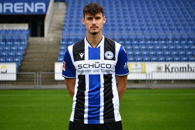 Bielefeld, Schueco Arena, 09.07.21, GER, Herren, 1.Bundesliga, Saison 2021-2022, DSC Arminia Bielefeld - Porträttermin 2021 Bild: Janni Serra (Bielefeld) Nur fuer journalistische Zwecke! Only for editorial use! Gemaess den Vorgaben der DFL Deutsche Fußball Liga ist es untersagt, in dem Stadion und oder vom Spiel angefertigte Fotoaufnahmen in Form von Sequenzbildern und oder videoaehnlichen Fotostrecken zu verwerten bzw. verwerten zu lassen. DFL regulations prohibit any use of photographs as image sequences and or quasi-video. Nordrhein-Westfalen Deutschland