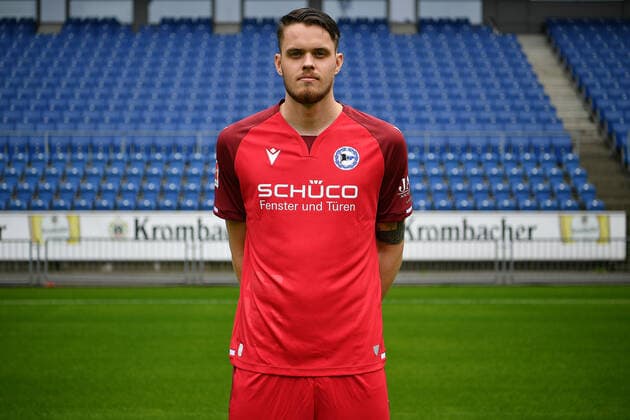 Bielefeld, Schueco Arena, 09.07.21, GER, Herren, 1.Bundesliga, Saison 2021-2022, DSC Arminia Bielefeld - Porträttermin 2021 Bild: Torwart Oscar Linner (Bielefeld) Nur fuer journalistische Zwecke! Only for editorial use! Gemaess den Vorgaben der DFL Deutsche Fußball Liga ist es untersagt, in dem Stadion und oder vom Spiel angefertigte Fotoaufnahmen in Form von Sequenzbildern und oder videoaehnlichen Fotostrecken zu verwerten bzw. verwerten zu lassen. DFL regulations prohibit any use of photographs as image sequences and or quasi-video. Nordrhein-Westfalen Deutschland