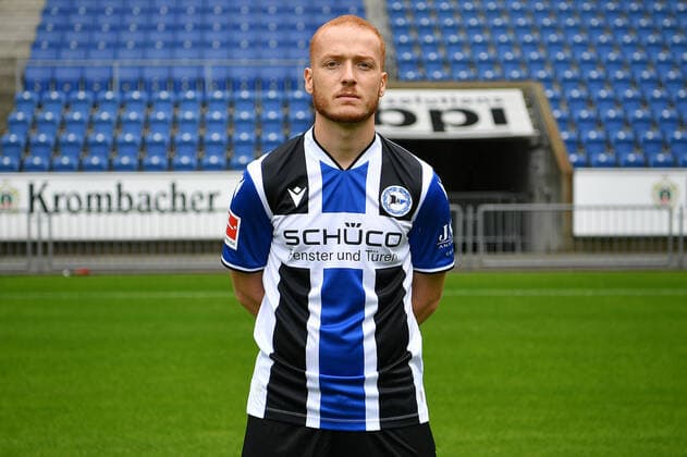 Bielefeld, Schueco Arena, 09.07.21, GER, Herren, 1.Bundesliga, Saison 2021-2022, DSC Arminia Bielefeld - Porträttermin 2021 Bild: Sebastian Vasiliadis (Bielefeld) Nur fuer journalistische Zwecke! Only for editorial use! Gemaess den Vorgaben der DFL Deutsche Fußball Liga ist es untersagt, in dem Stadion und oder vom Spiel angefertigte Fotoaufnahmen in Form von Sequenzbildern und oder videoaehnlichen Fotostrecken zu verwerten bzw. verwerten zu lassen. DFL regulations prohibit any use of photographs as image sequences and or quasi-video. Nordrhein-Westfalen Deutschland