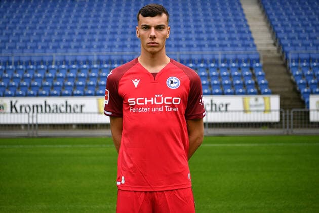 Bielefeld, Schueco Arena, 09.07.21, GER, Herren, 1.Bundesliga, Saison 2021-2022, DSC Arminia Bielefeld - Porträttermin 2021 Bild: Torwart Arne Schulz (Bielefeld) Nur fuer journalistische Zwecke! Only for editorial use! Gemaess den Vorgaben der DFL Deutsche Fußball Liga ist es untersagt, in dem Stadion und oder vom Spiel angefertigte Fotoaufnahmen in Form von Sequenzbildern und oder videoaehnlichen Fotostrecken zu verwerten bzw. verwerten zu lassen. DFL regulations prohibit any use of photographs as image sequences and or quasi-video. Nordrhein-Westfalen Deutschland