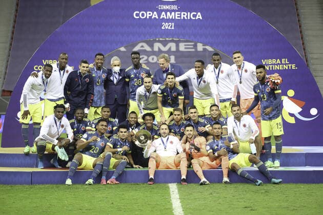 Sport Bilder des Tages July 9, 2021, Brasilia, Federal District, Brazil: Colombian players celebrate the conquest of 3rd place in the Copa America after soccer match against Peru, held at Mane Garrincha stadium, in Brasilia, Federal District, on Friday (9). Colombia won 3-2.  Copyright: xLecoxVianax