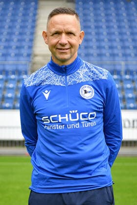 Bielefeld, Schueco Arena, 09.07.21, GER, Herren, 1.Bundesliga, Saison 2021-2022, DSC Arminia Bielefeld - Porträttermin2021 Bild: Zeugwart Rainer Schonz (Bielefeld) Nur fuer journalistische Zwecke! Only for editorial use! Gemaess den Vorgaben der DFL Deutsche Fußball Liga ist es untersagt, in dem Stadion und oder vom Spiel angefertigte Fotoaufnahmen in Form von Sequenzbildern und oder videoaehnlichen Fotostrecken zu verwerten bzw. verwerten zu lassen. DFL regulations prohibit any use of photographs as image sequences and or quasi-video. Nordrhein-Westfalen Deutschland