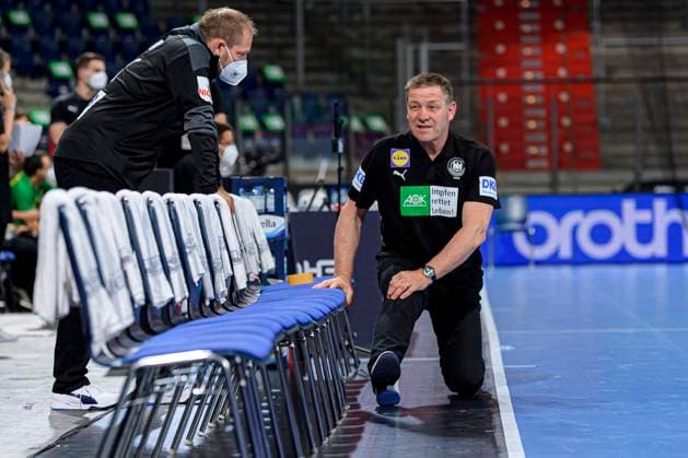 Nürnberg, Deutschland 09. Juli 2021: IHF - Drei-Nationen-Turnier - Deutschland vs. Brasilien v.li. Torwarttrainer MAttias Andersson (Deutschland), Trainer Alfred Gislason (Deutschland) beim dehnen Nürnberg Arena Nürnberger Versicherung Bayern Deutschland