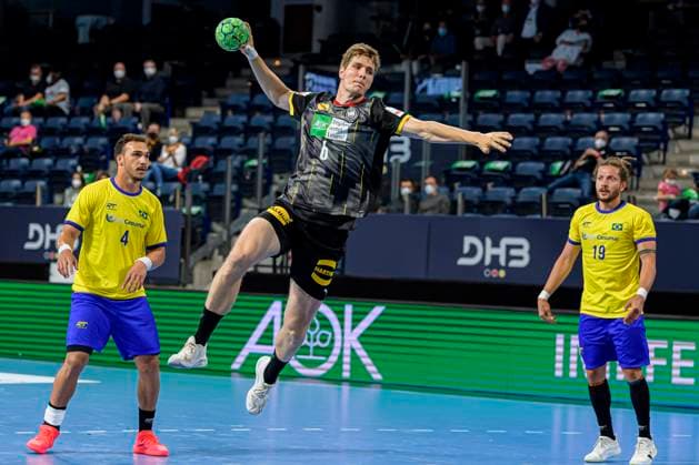 Nürnberg, Deutschland 09. Juli 2021: IHF - Drei-Nationen-Turnier - Deutschland vs. Brasilien v.li. Joao Pedro Silva (Brasilien), Finn Lemke (Deutschland MT Melsungen), Fabio Chiuffa (Brasilien) Nürnberg Arena Nürnberger Versicherung Bayern Deutschland
