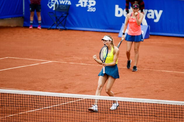 210710 Mirjam Björklund, Sverige, och Leonie Kung, Schweiz, jublar i finalen i dubbel under dag 6 av Nordea Open den 10 juli 2021 i Bastad. Copyright: MATHILDAxAHLBERG BB210710BB793