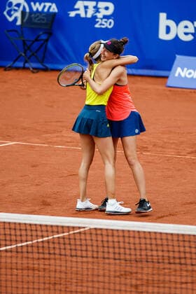 210710 Mirjam Björklund, Sverige, och Leonie Kung, Schweiz, jublar i finalen i dubbel under dag 6 av Nordea Open den 10 juli 2021 i Bastad. Copyright: MATHILDAxAHLBERG BB210710BB795