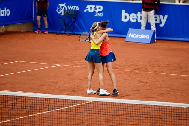 210710 Mirjam Björklund, Sverige, och Leonie Kung, Schweiz, jublar i finalen i dubbel under dag 6 av Nordea Open den 10 juli 2021 i Bastad. Copyright: MATHILDAxAHLBERG BB210710BB796
