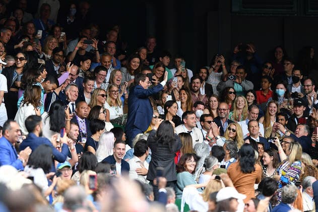 Sport Bilder des Tages Tom Cruise with Hayley Atwell and Pom Klementieff TENNIS : Wimbledon 2021 - 10 07 2021 AntoineCouvercelle Panoramic 
