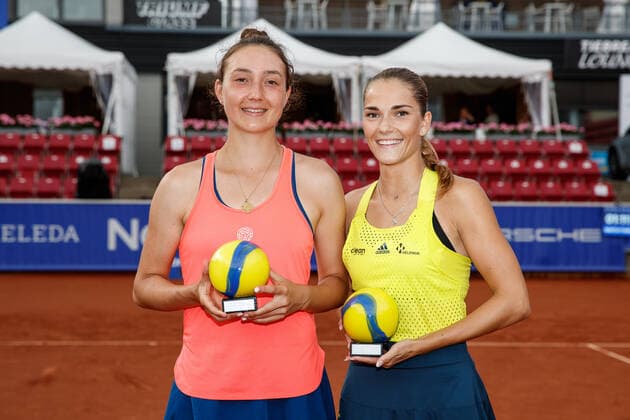 210710 Mirjam Björklund, Sverige, och Leonie Kung, Schweiz, jublar efter finalen i dubbel under dag 6 av Nordea Open den 10 juli 2021 i Bastad. Copyright: MATHILDAxAHLBERG BB210710BB803