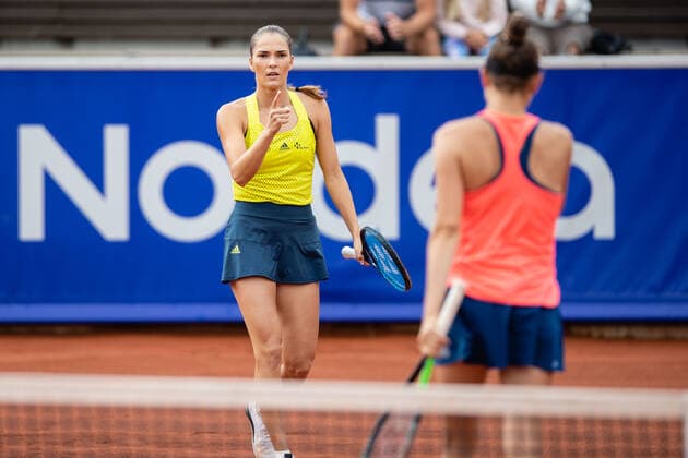 210710 Mirjam Björklund, Sverige, jublar i finalen i dubbel under dag 6 av Nordea Open den 10 juli 2021 i Bastad. Copyright: MATHILDAxAHLBERG BB210710BB841